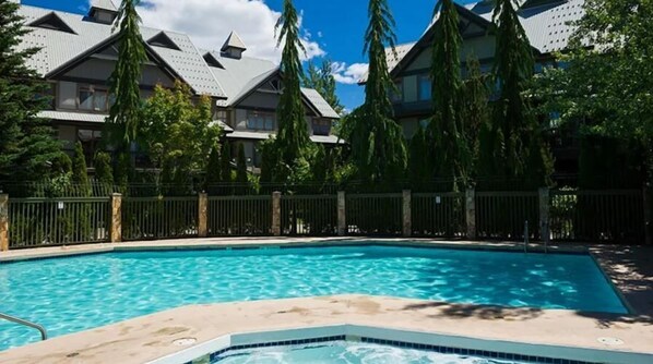 Una piscina al aire libre