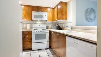 Appartement Standard | Cuisine privée | Grand réfrigérateur, micro-ondes, four, plaque de cuisson