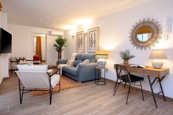 Smart TV - Exclusive apartment in the heart of Sevilla. Pajaritos III (Seville)