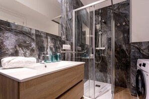 Shower, hair dryer, towels - Exclusive apartment in the heart of Sevilla. Pajaritos III (Seville)