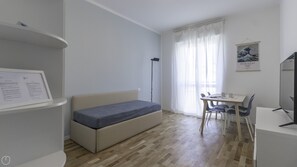 Leilighet (1 Bedroom) | Oppholdsområde | En 55-tommers TV med kabel-kanaler