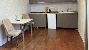 Habitación | Cocina privada | Frigorífico pequeño y hervidor eléctrico