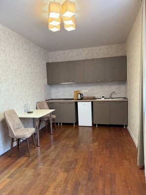 ベーシック ルーム | 専用キッチン | 小型冷蔵庫、電気ポット