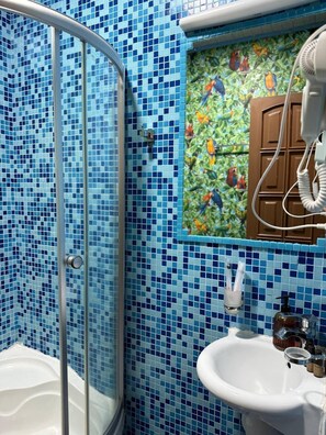 Habitación básica | Baño | Ducha y bañera combinadas, bañera profunda, secador de pelo y zapatillas