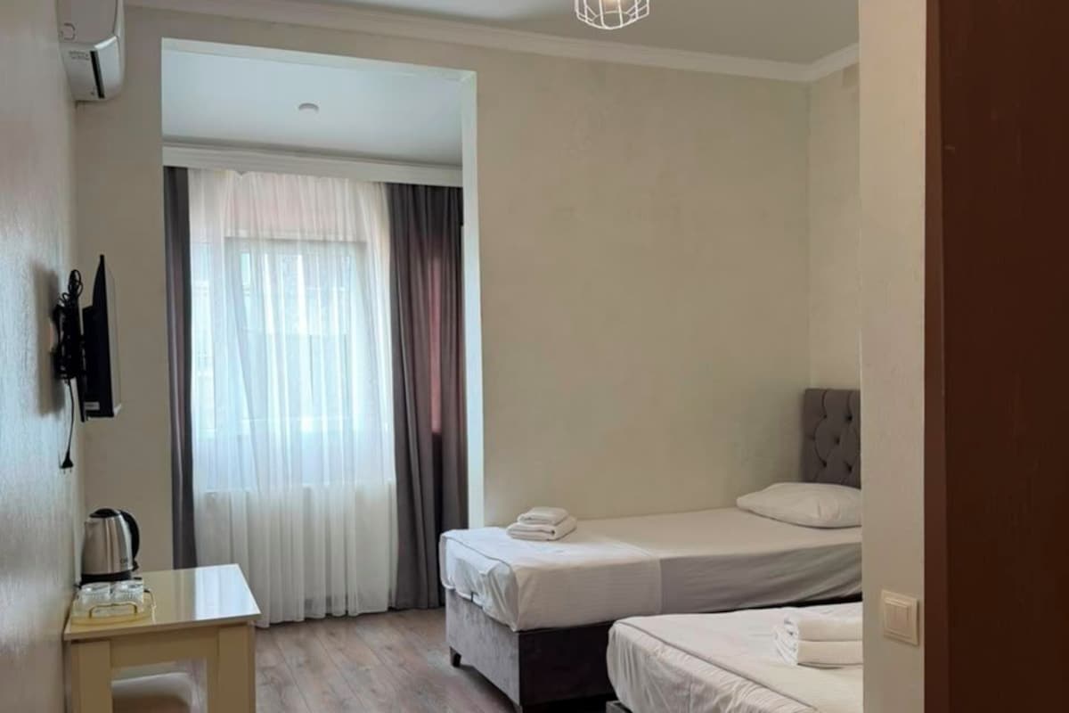 Habitación Confort con 1 cama doble o 2 individuales, 2 camas individuales, no fumadores | Cortinas opacas, sistema de insonorización, wifi gratis y ropa de cama