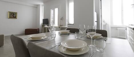 Apartment (1 Bedroom) | Dining