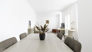 Apartment (1 Bedroom) | Dining