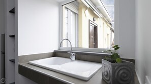 Shower, free toiletries, hair dryer, bidet