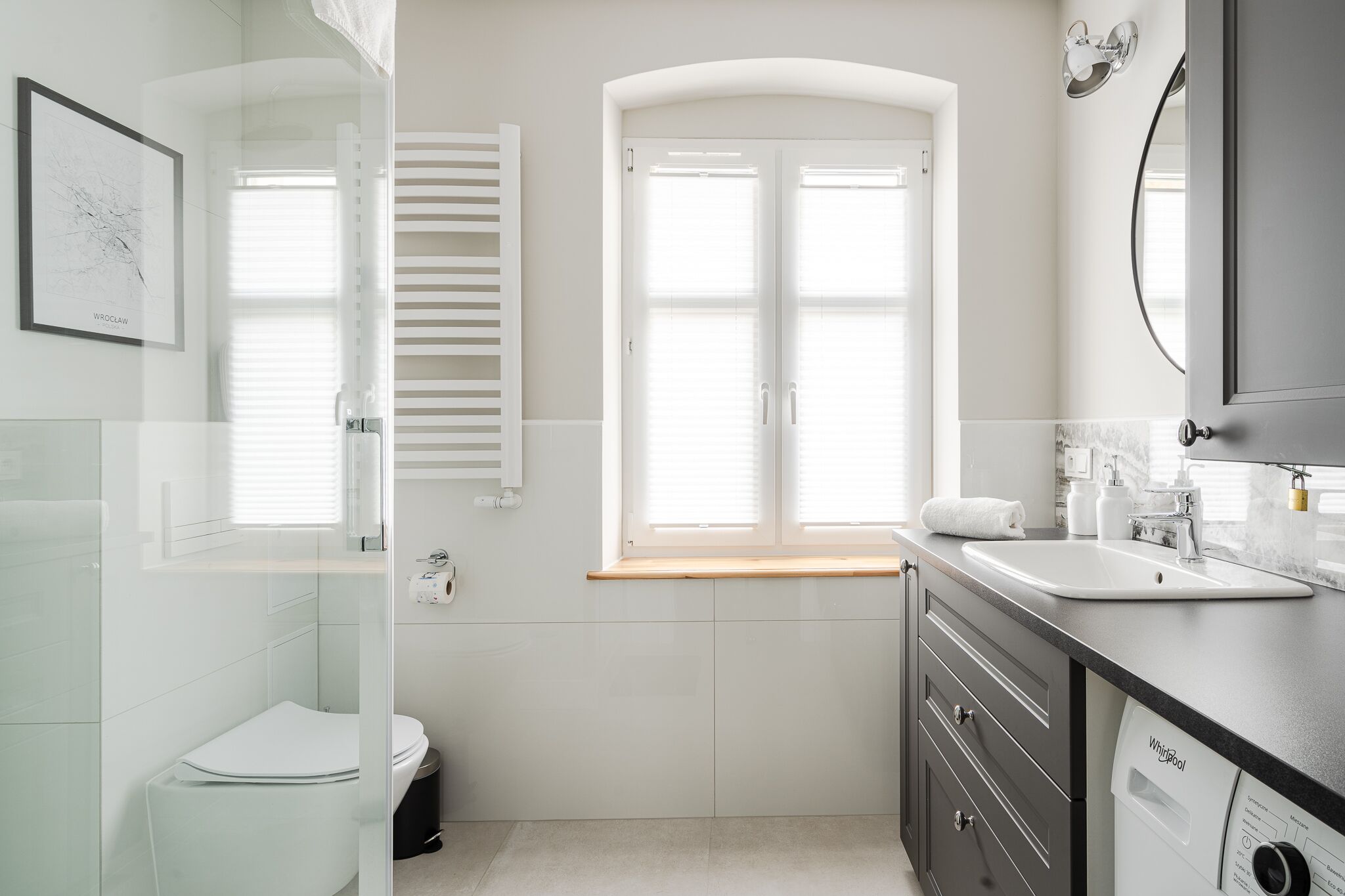 Comfort Studio Suite | Bathroom | Shower, towels, soap, shampoo