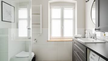 Comfort Studio Suite | Bathroom | Shower, towels, soap, shampoo