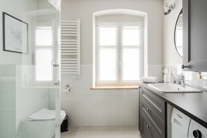 Comfort Studio Suite | Bathroom | Shower, towels, soap, shampoo - RentPlanet - Apartament Rydygiera (Wroclaw)