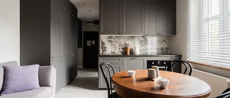 Tabla de planchar con plancha, wifi gratis y ropa de cama