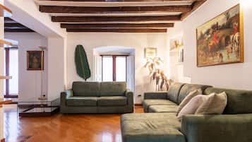 Appartamento | Area soggiorno | TV a schermo piatto 36 pollici con canali via cavo