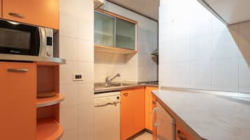 Apartemen | Dapur pribadi | Lemari es, microwave, kompor, dan mesin pencuci piring