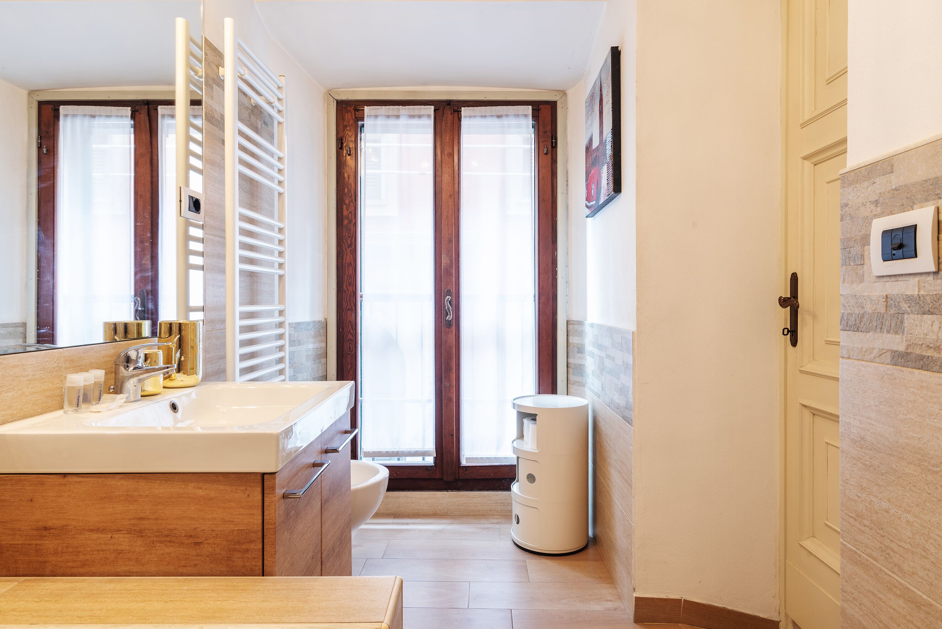 Appartement | Badkamer | Een haardroger, een bidet, handdoeken