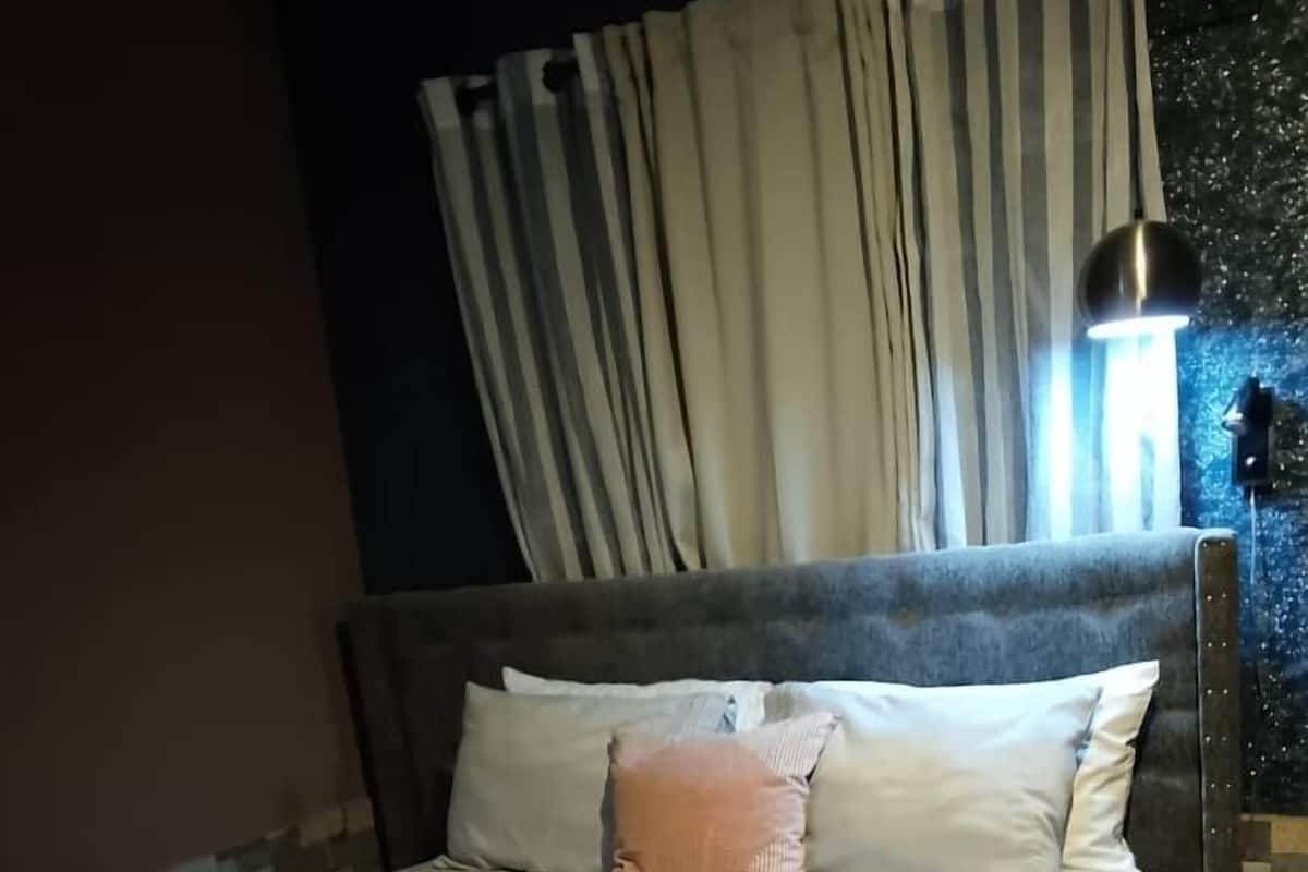 Habitación básica con 1 cama matrimonial o 2 individuales | Decoración personalizada y muebles diferentes