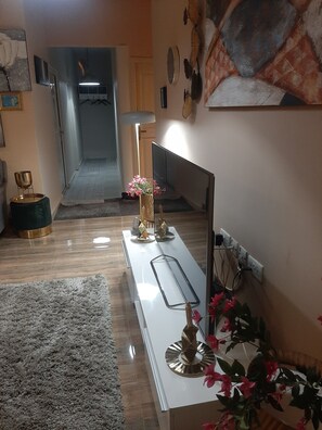 Family Suite | Living area | 40-inch Smart TV with digital channels, books, stereo - Nana Adu's Guesthouse (Koforidua)