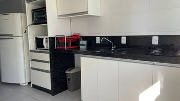 Apartamento | Cozinha privada | Geladeira, micro-ondas, fogão, torradeira