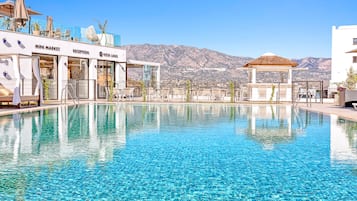Piscina all'aperto, una piscina riscaldata