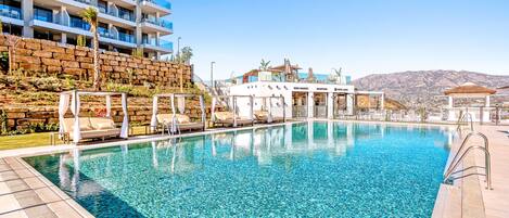 Una piscina al aire libre, una piscina climatizada