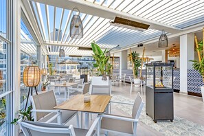 Outdoor dining - Luxery 4 persons apartment pool side (Las Lagunas de Mijas)