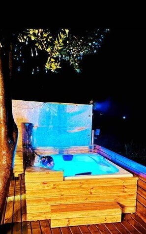 Outdoor spa tub
