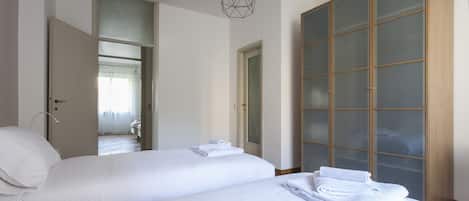 Apartment (4 Bedrooms) | 4 bedrooms, laptop workspace, iron/ironing board, cribs/infant beds