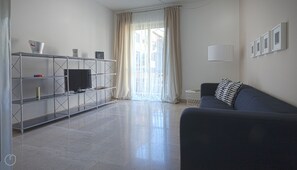 Departamento (4 Bedrooms) | Área de sala de estar | Televisión de 55 pulgadas con canales por cable