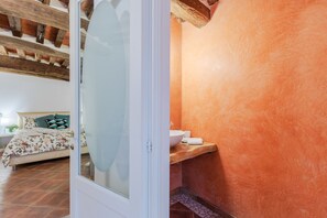 Shower, hair dryer, bidet, towels - Casa Al Dipinto, an Apartment with Garden (Lucca)