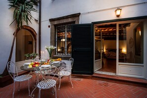 Outdoor dining - Casa Al Dipinto, an Apartment with Garden (Lucca)