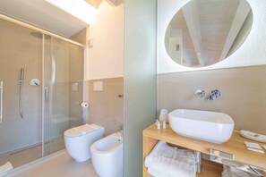 Habitación familiar | Baño | Artículos de higiene personal gratuitos y secador de pelo