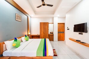 Phòng Deluxe | Bàn, bàn ủi/dụng cụ ủi quần áo 
