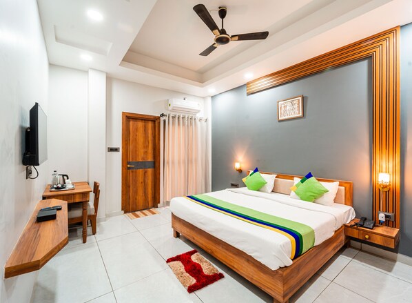 Phòng Deluxe | Bàn, bàn ủi/dụng cụ ủi quần áo 