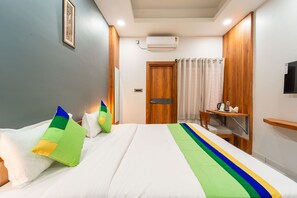 Phòng Tiêu chuẩn | Bàn, bàn ủi/dụng cụ ủi quần áo 