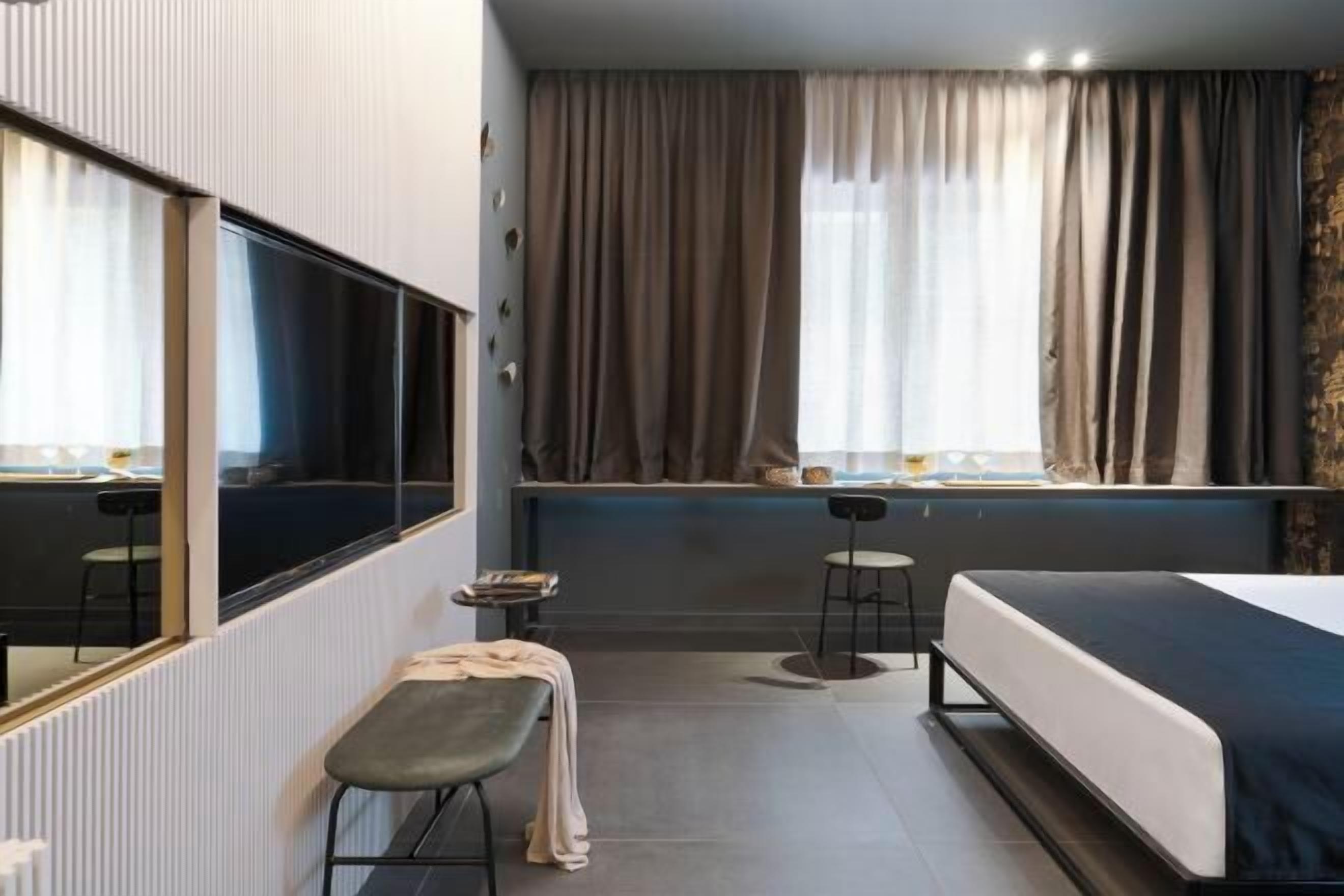 Két bảo mật tại phòng, màn/rèm cản sáng, bàn ủi/dụng cụ ủi quần áo 