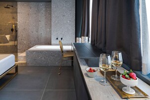 Caja de seguridad en la habitación y cortinas blackout 