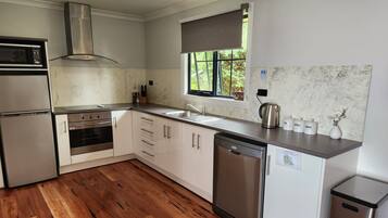 ثلاجة، ميكروويف، فرن، موقد طهي مسطح