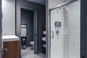 Haartrockner, Handtücher, Seife, Shampoo