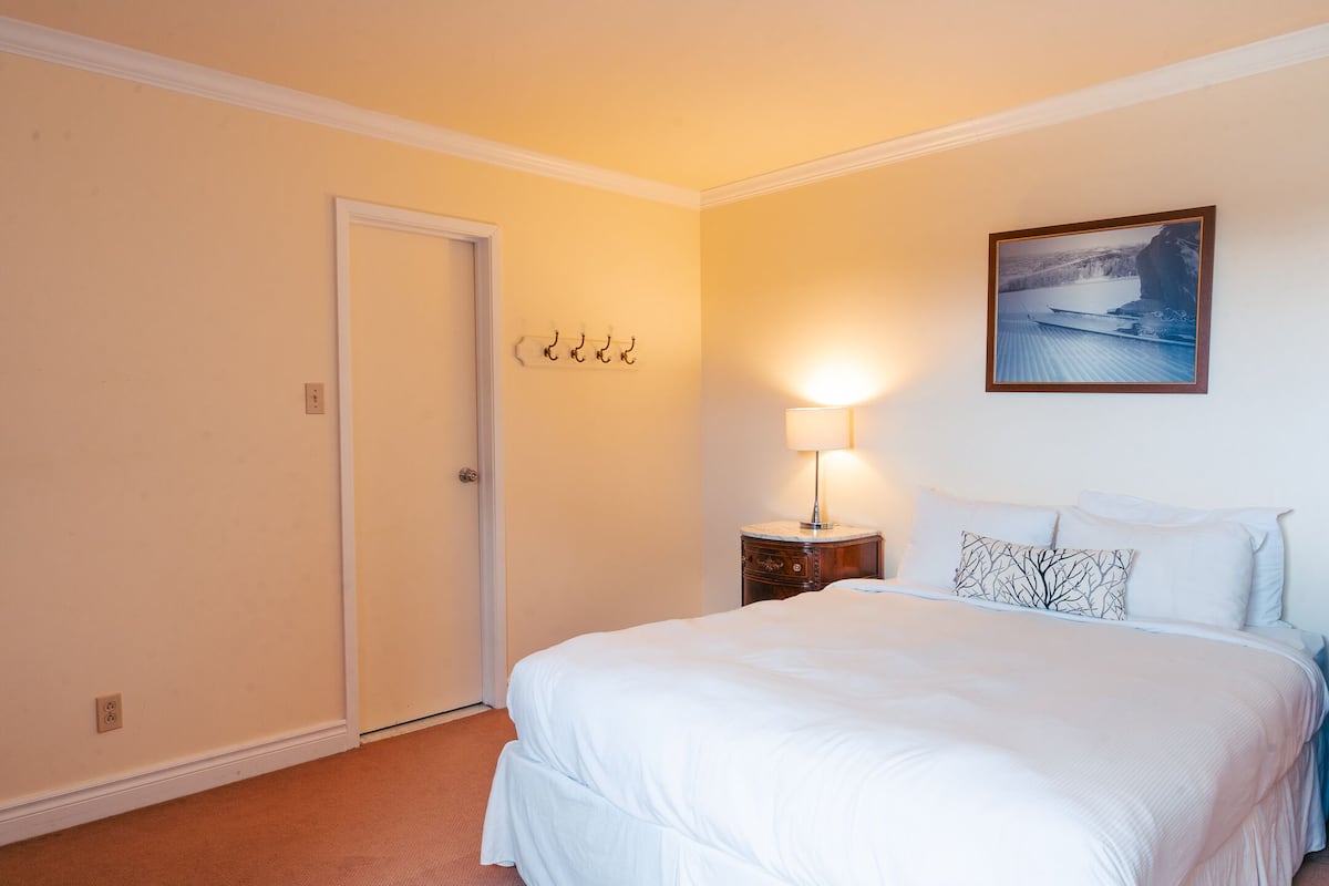Quarto clássico | 2 quartos, Wi-Fi de cortesia, roupa de cama