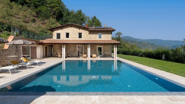 Una piscina cubierta