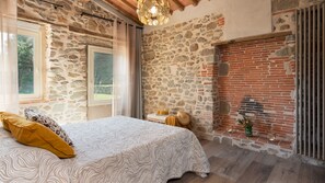 4 bedrooms, desk, iron/ironing board, free WiFi