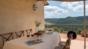 A table set for two with a view of the countryside. - Casolare San Martino 12, Emma Villas (Pomarance)