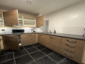 Private kitchen - Aquavilla En-suite Apartment Near City Center (Birmingham)