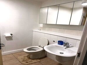 Apartemen | Kamar mandi | Bathtub dan shower terpisah, bathtub besar,  dan handuk
