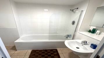 Apartment | Bathroom | Separate bathtub and shower, deep-soaking bathtub, towels