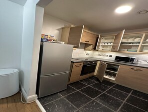 Apartment | Private kitchen | Fridge, microwave, oven, stovetop - Aquavilla En-suite Apartment Near City Center (Birmingham)