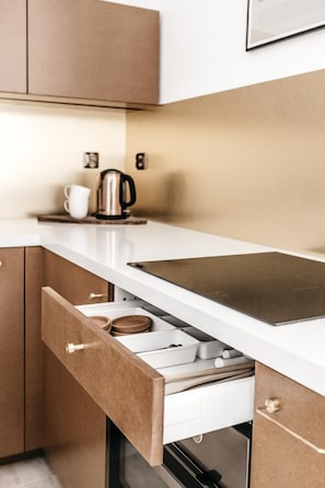 Leilighet – design | Eget kjøkken | Kjøleskap, mikrobølgeovn, ovn og kokeplater