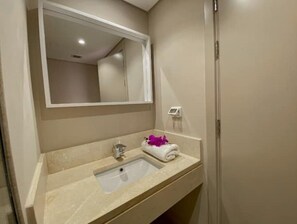 Haartrockner, Handtücher, Seife, Toilettenpapier