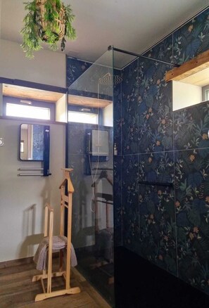 Sèche-cheveux, serviettes fournies, savon, shampoing