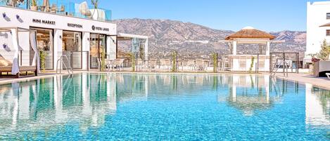 Una piscina al aire libre, una piscina climatizada